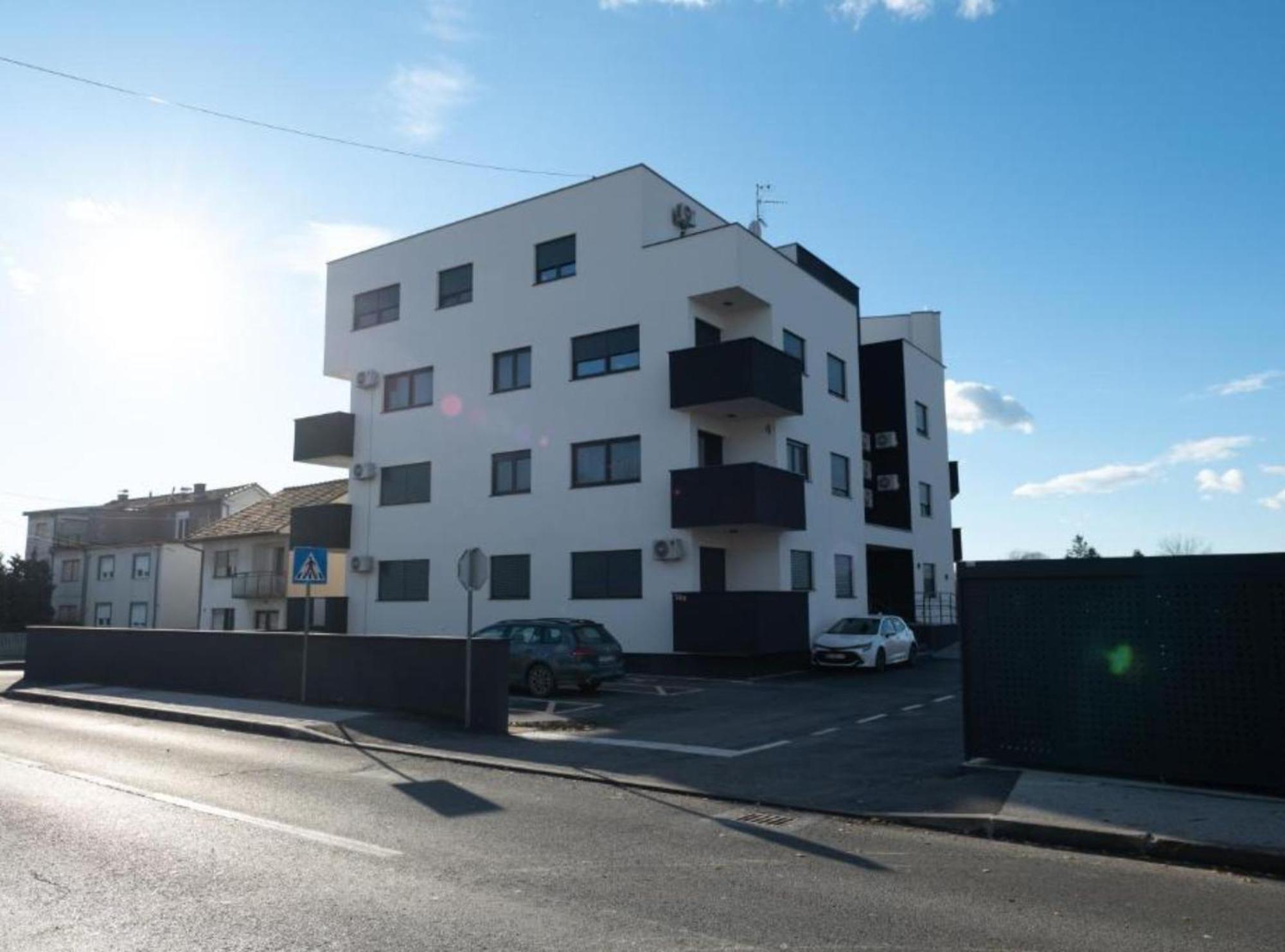 Apartment Kona - Free Parking & Self Check-In Ivanja Reka Kültér fotó